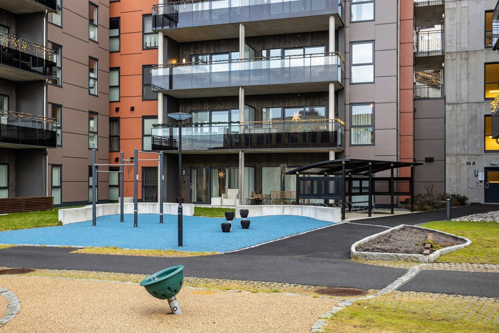 Innbydende lekeplass med varierte apparater - et perfekt sted for lek og aktivitet. Galleribilde