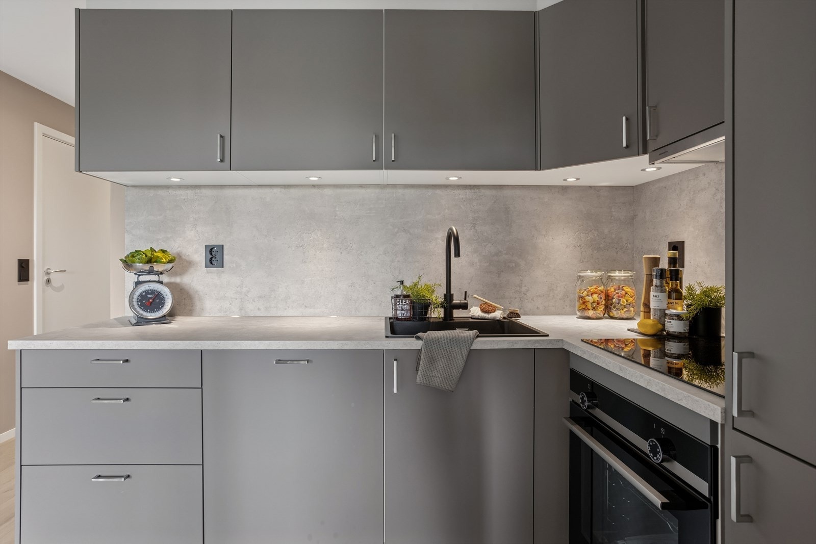 Kjøkkenet er fra Drømmekjøkken med glatte fronter og laminat benkeplate. Galleribilde