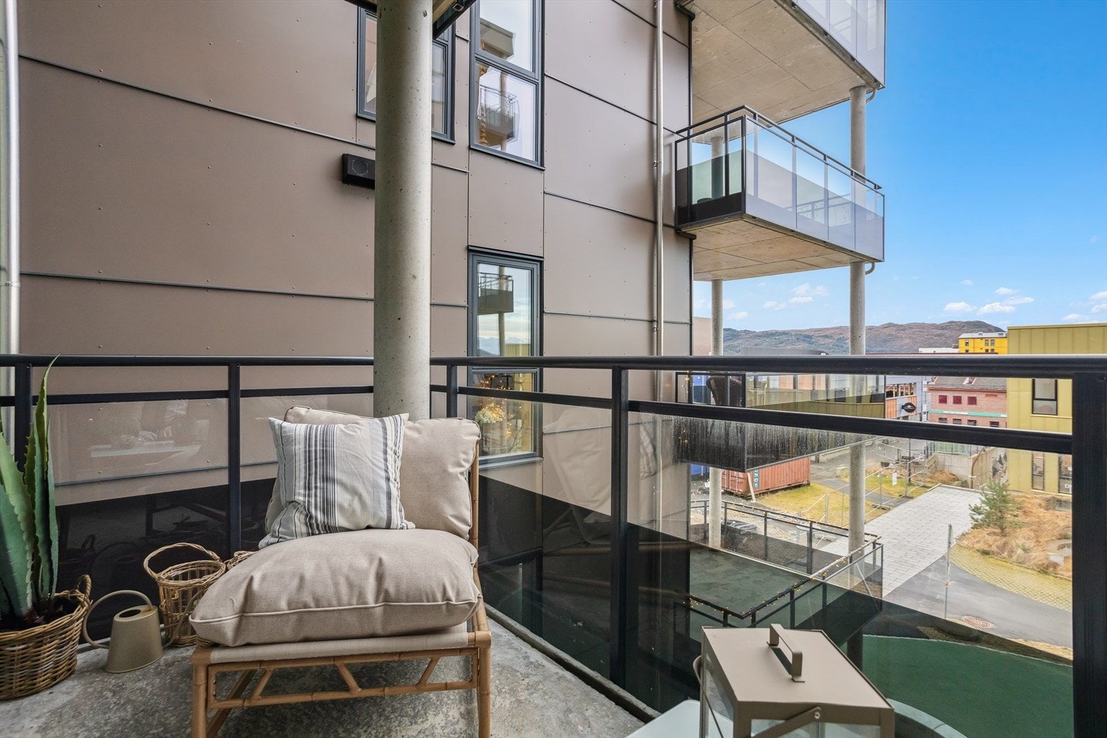 Det er gode solforhold på balkongen. I tillegg er det felles takterrasse. Galleribilde