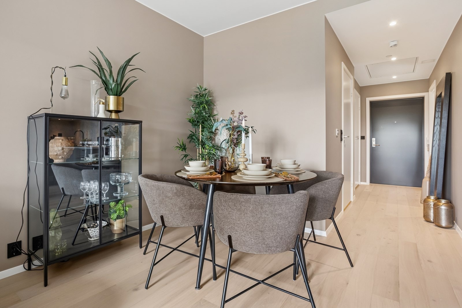 Stuen rommer et hyggelig spiseområde som inviterer til både familiekos og sosiale sammenkomster - en praktisk og stemningsfull løsning som kombinerer komfort og funksjonalitet. Galleribilde