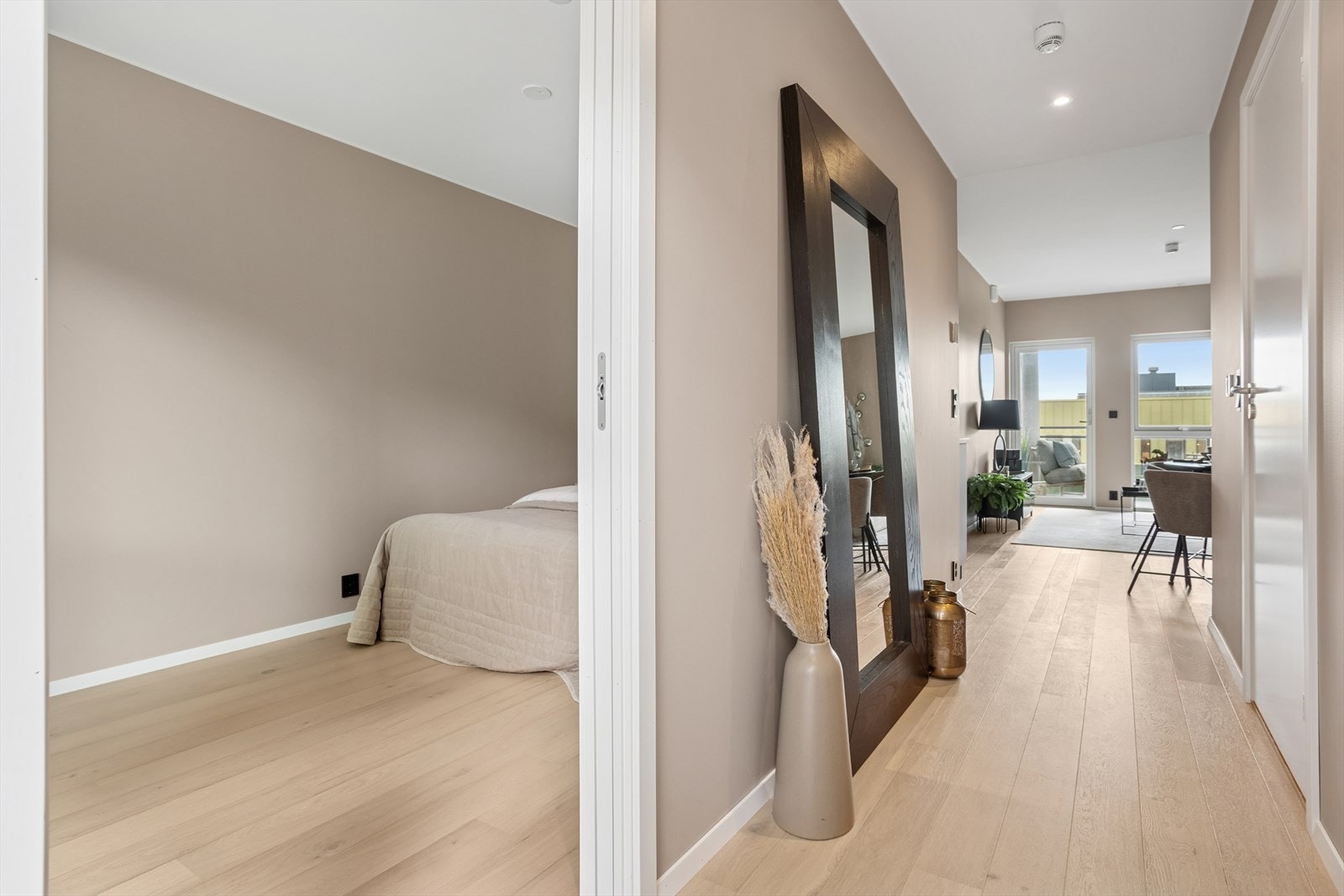 Entreen fungerer som et harmonisk bindeledd mellom boligens ulike soner, og sikrer både god flyt og enkel tilgang til hjemmets øvrige rom. Galleribilde