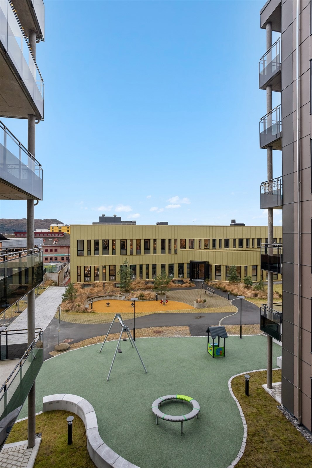 Nærområdet byr på et bredt spekter av servicetilbud og aktiviteter for alle aldersgrupper. Galleribilde