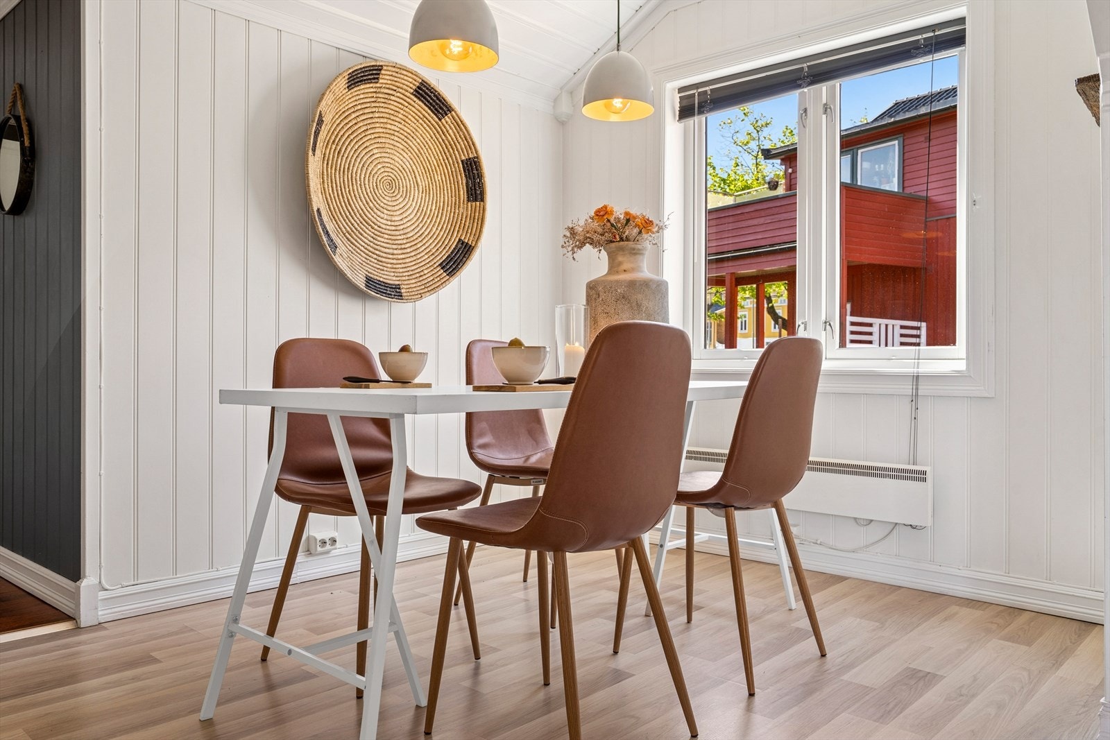 Spisestuen er romslig, og det er god plass til stor spisegruppe. Galleribilde