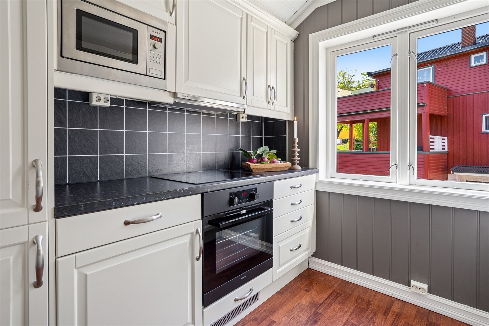 Kjøkkenet er utstyrt med kjøleskap/fryseskap, oppvaskmaskin, komfyr, induksjonstopp og mikro som følger ved boligen ved salg. Galleribilde