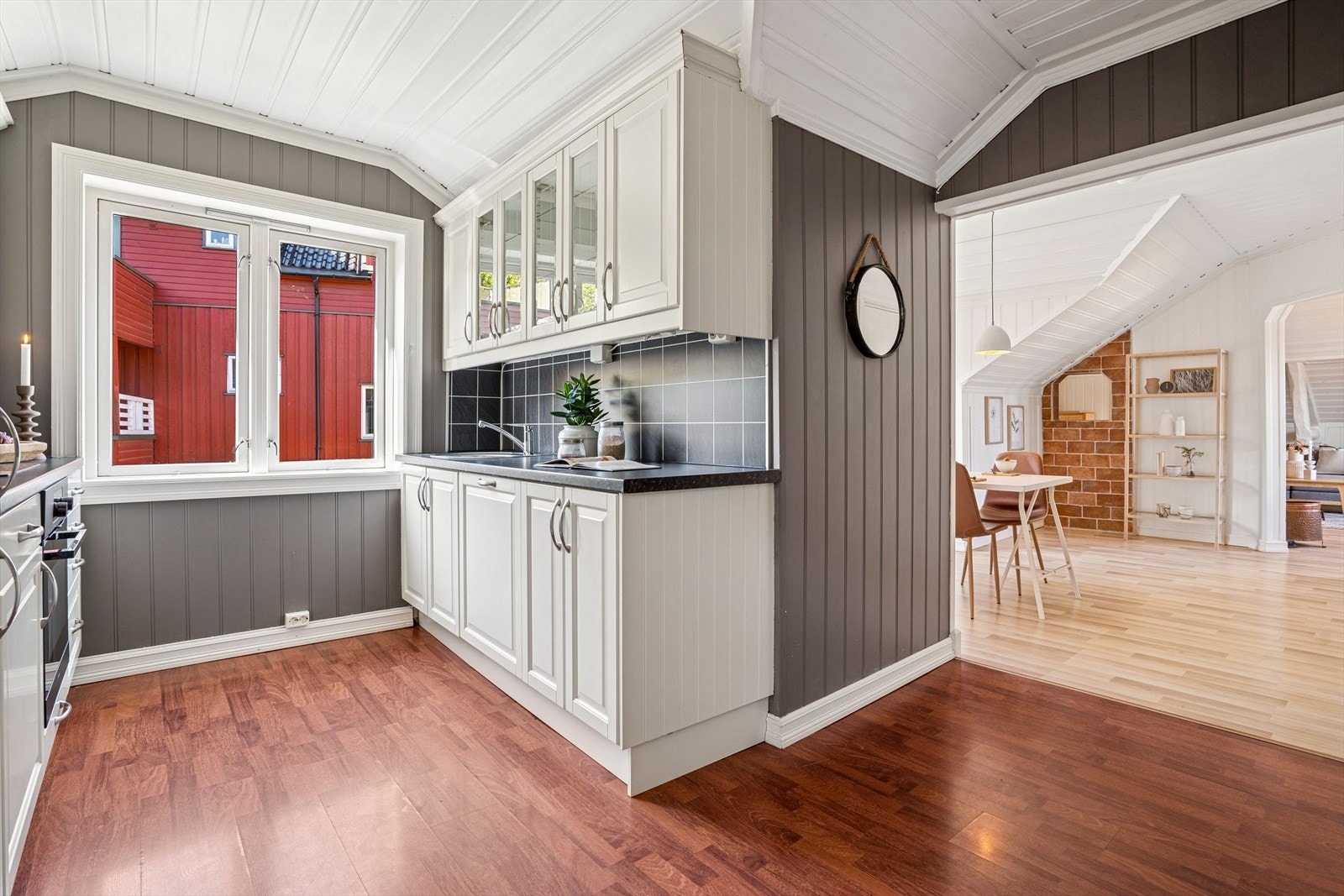 Spisestuen er beliggende i tilknytning til kjøkkenet. Galleribilde