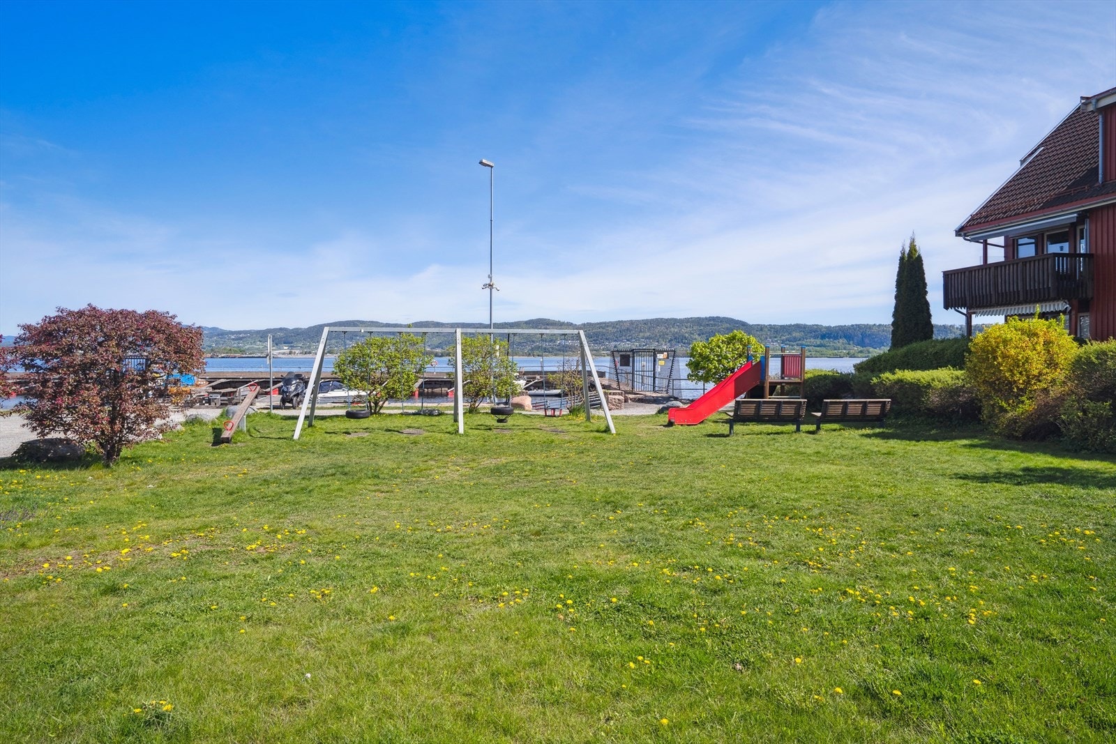 Fint beliggende med kort vei til båthavn, badeplasser og fine turmuligheter. Galleribilde