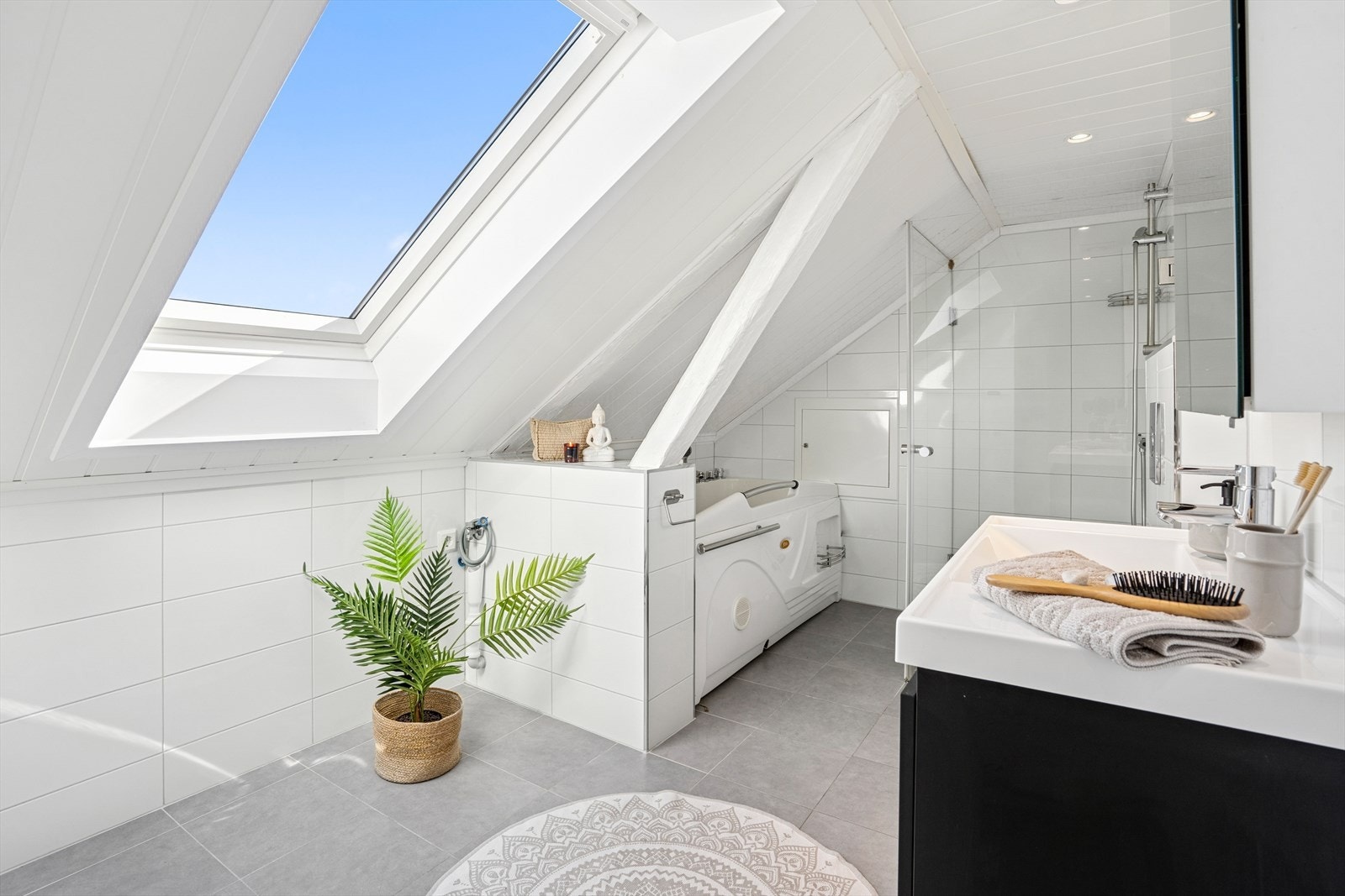 Badet er pusset opp i 2017 og har flislagte overflater, varmekabler i gulvet og downlights i taket. Galleribilde