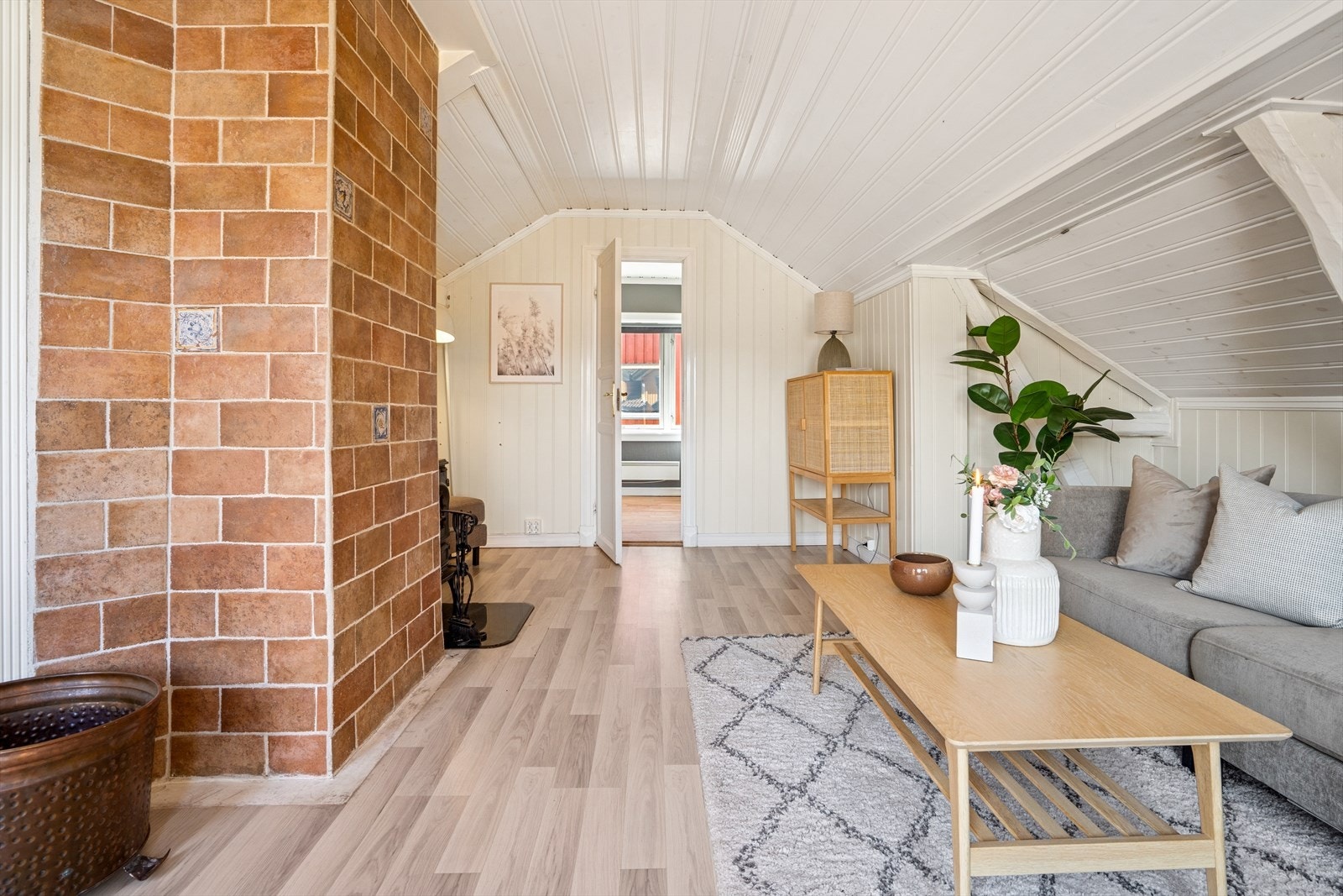 I stuen er det en vedovn, som gir behagelig varme på kjørligere dager. Galleribilde