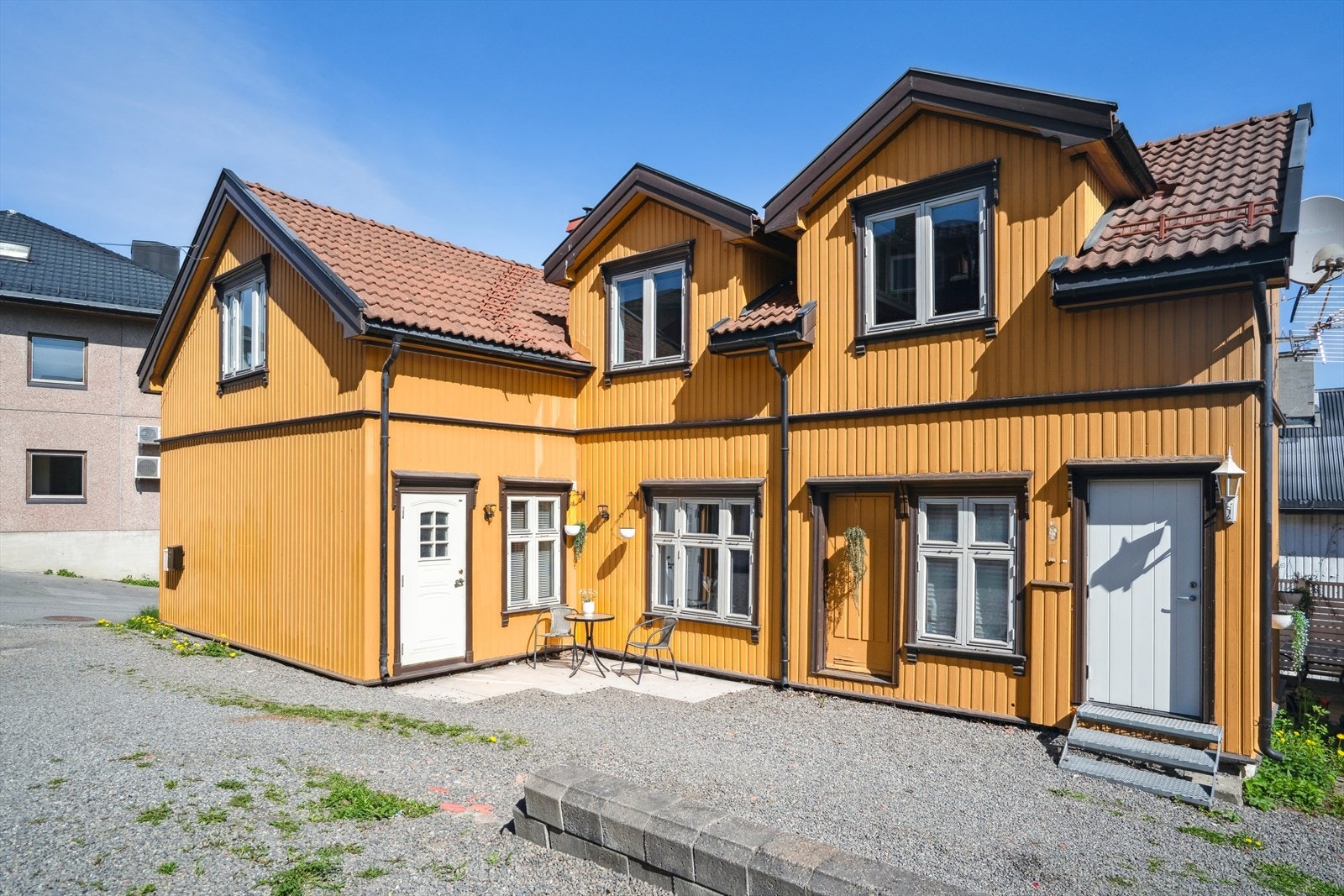 Eiendommen har en sentral beliggenhet på Tangen/Merket i Drammen kommune, ca 3 km. fra Drammen sentrum med alle servicefasiliteter. Galleribilde