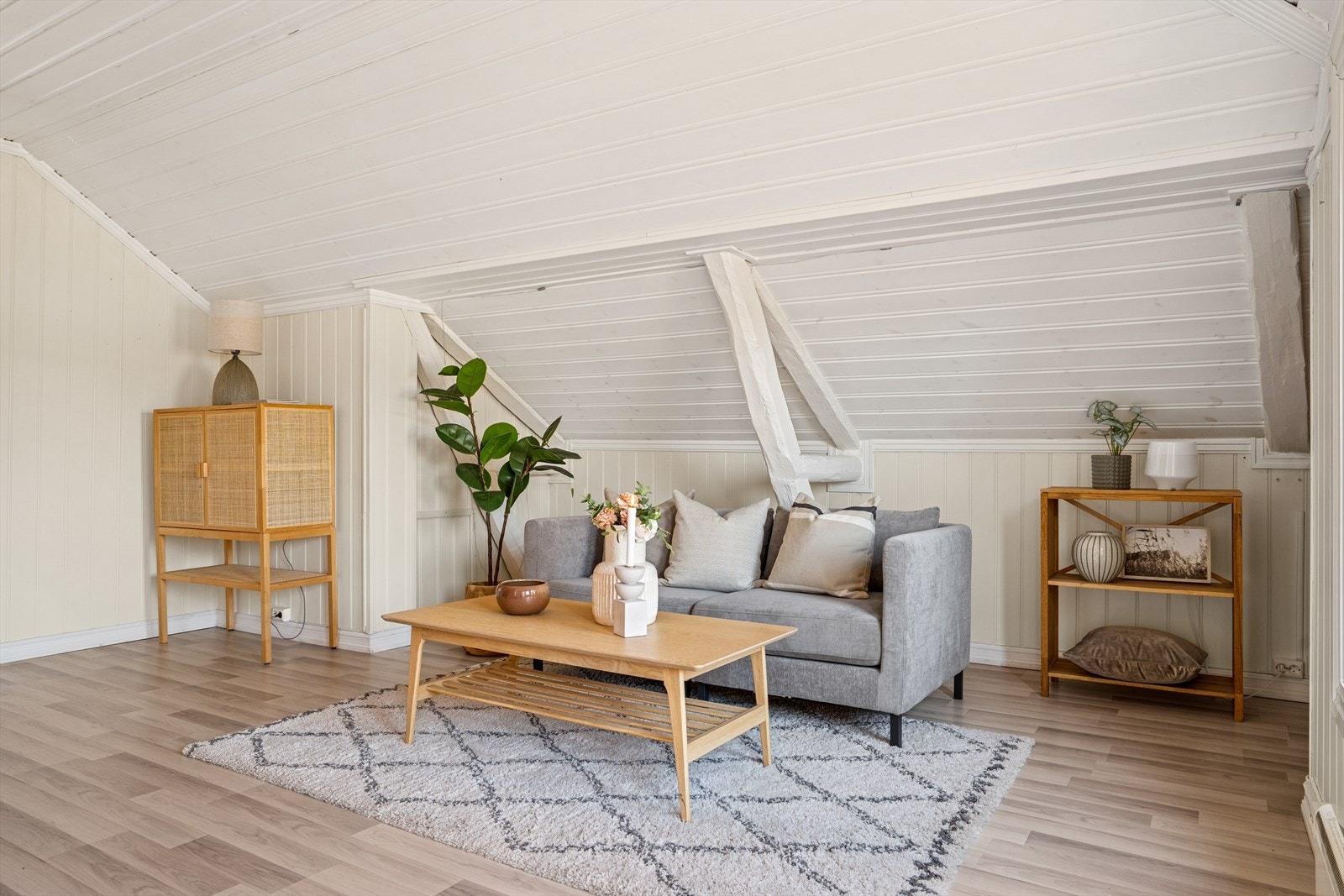 Boligen har sjarmerende detaljer som store vindusflater og skråtak med bjelker. Galleribilde