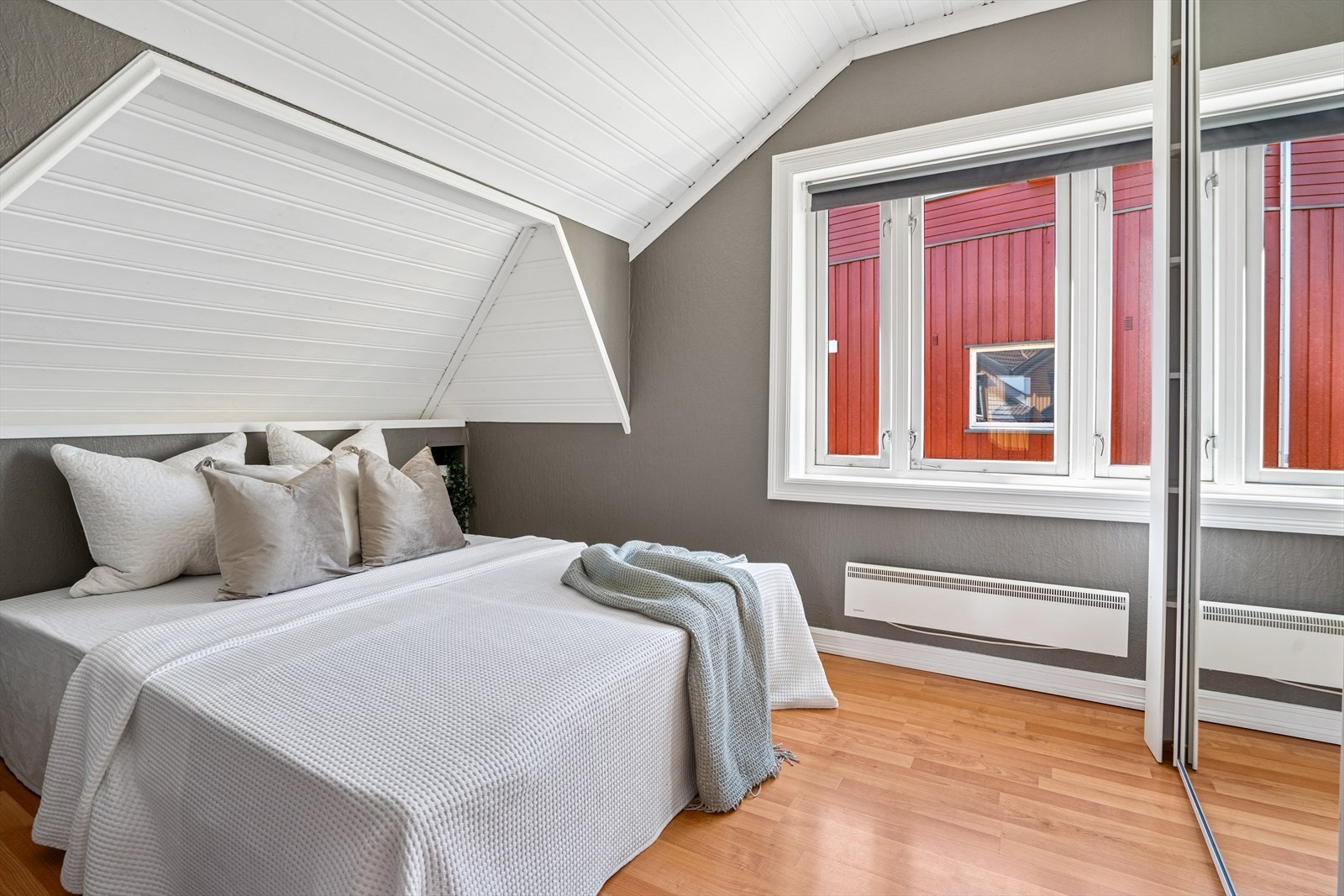 På soverommet er det plass til dobbeltseng med nattbord på hver side. Galleribilde