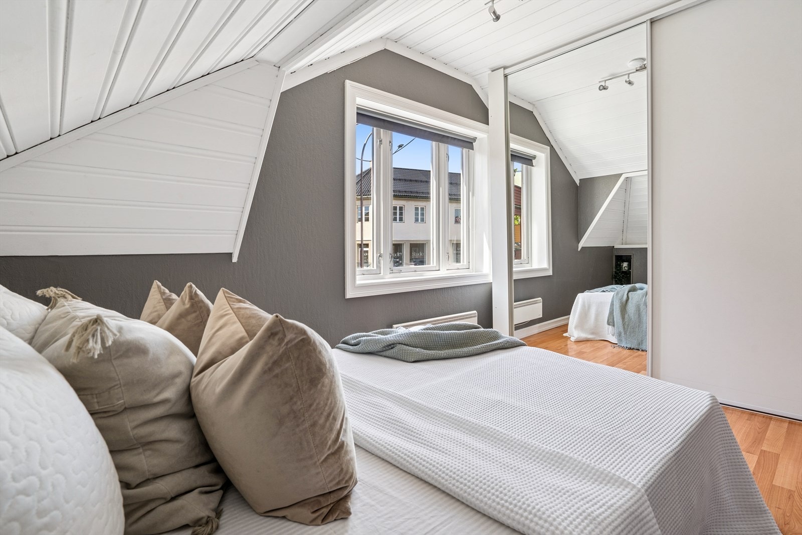 Det er godt med oppbevaringsplass i stor skyvedørsgarderobe. Galleribilde