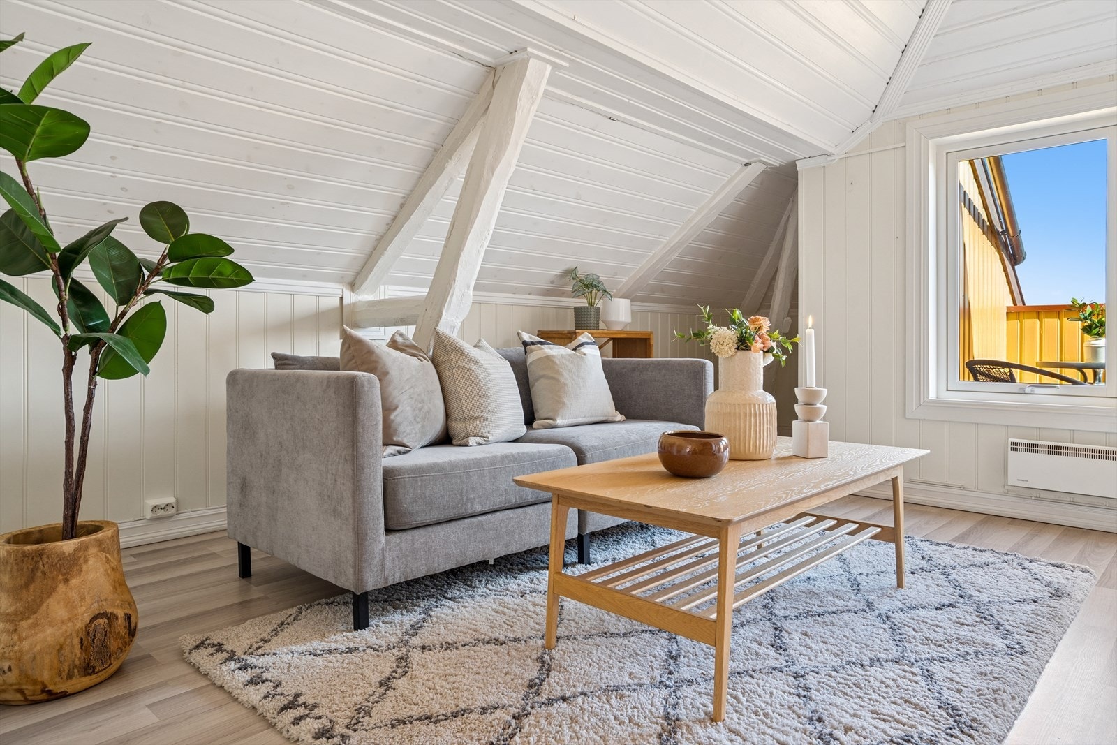 Fra stuen er det videre adkomst til en skjermet takbalkong på ca. 5 m². Galleribilde