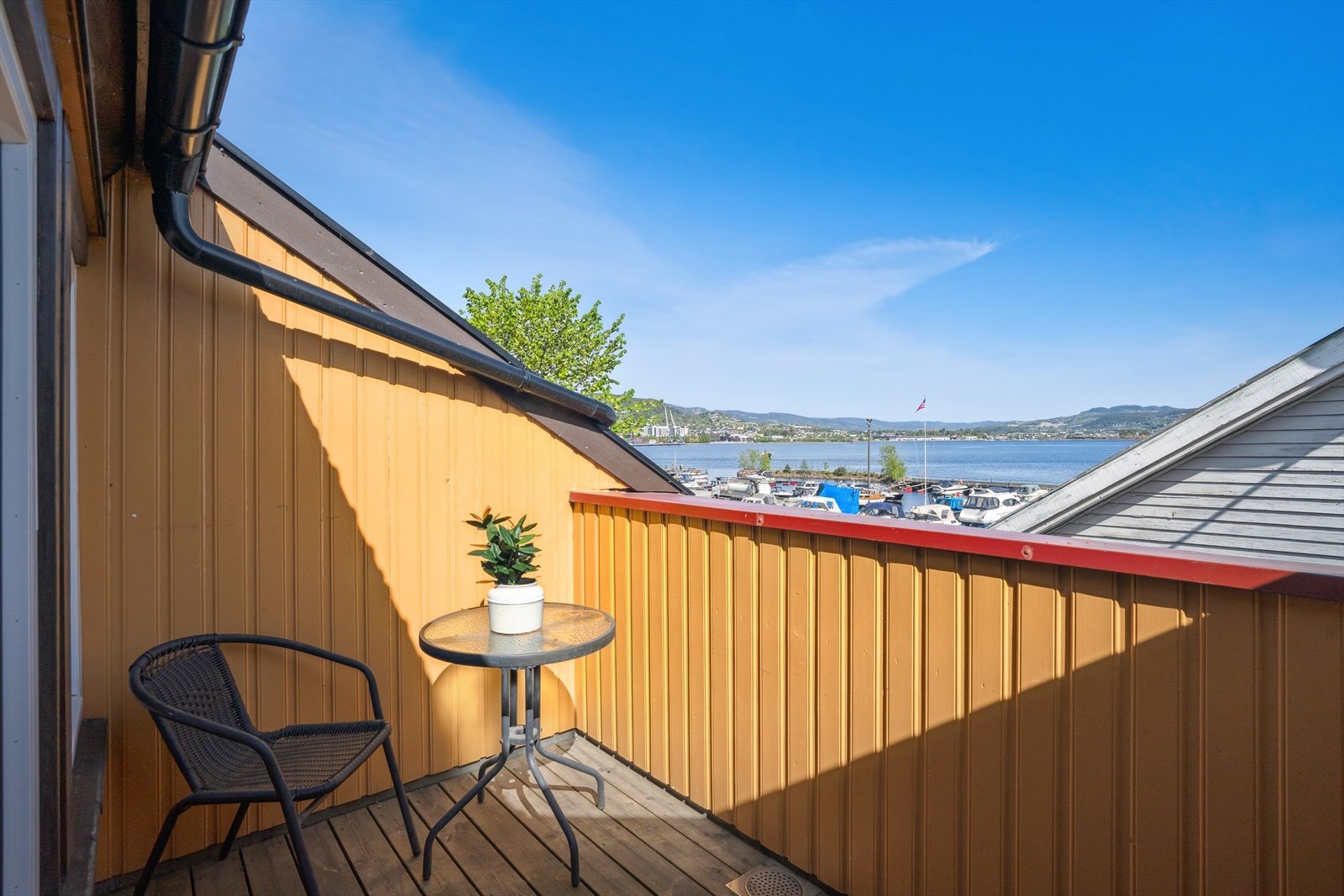 Her kan man nyte flott utsikt mot fjorden. Galleribilde