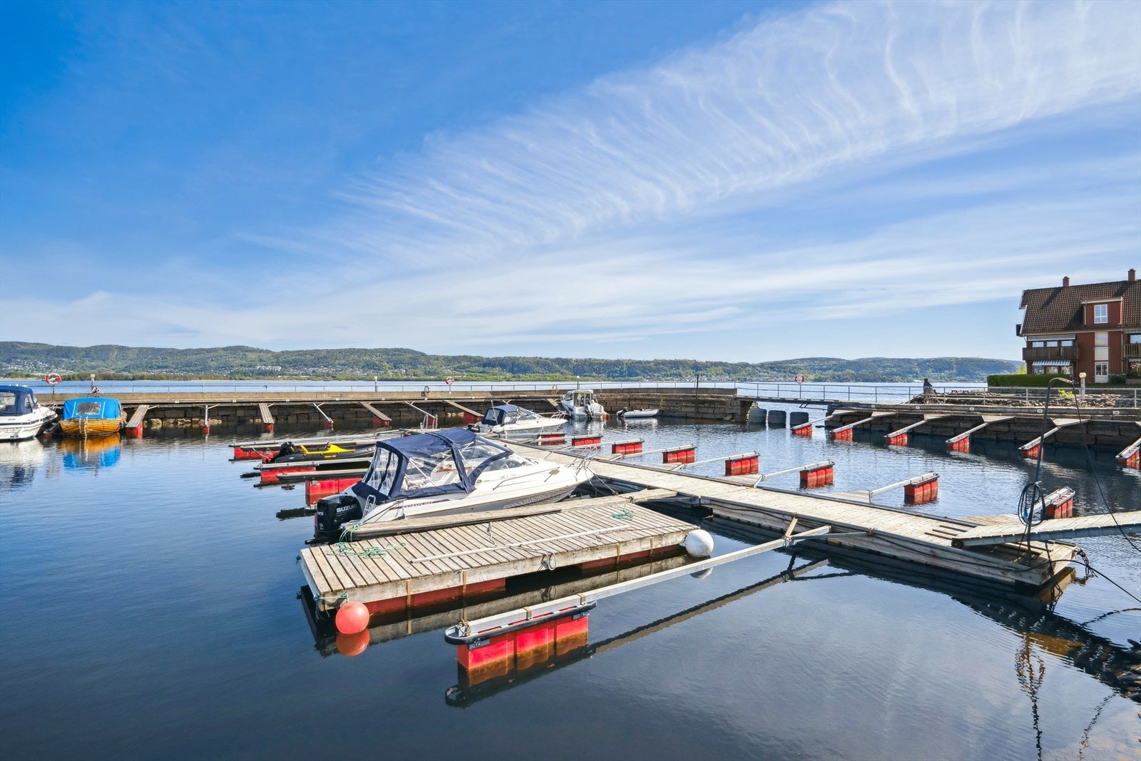 Kun få meters gange fra utgangsdøren finner du i tillegg til bryggen også Klausen bakeri, som kan by på et godt utvalg av ferske bakevarer. Galleribilde