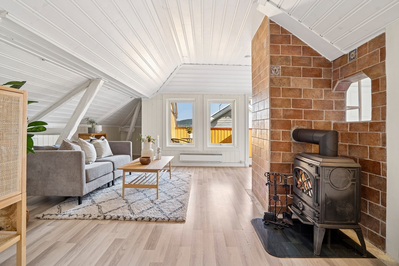 En sjarmerende halvpart av tomannsbolig i 2. etasje med nærhet til fjorden. Galleribilde