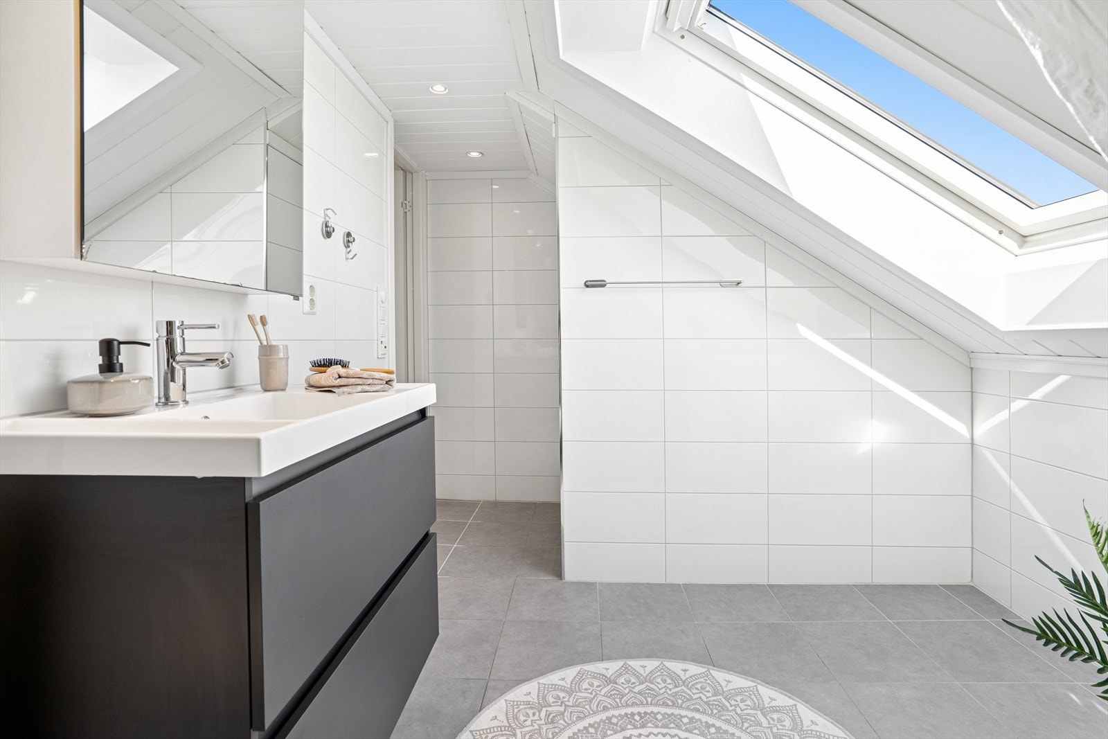 Det foreligger ingen dokumentasjon fra oppussingen av badet. Det er foretatt hulltaking uten at det er påvist unormale forhold. Galleribilde