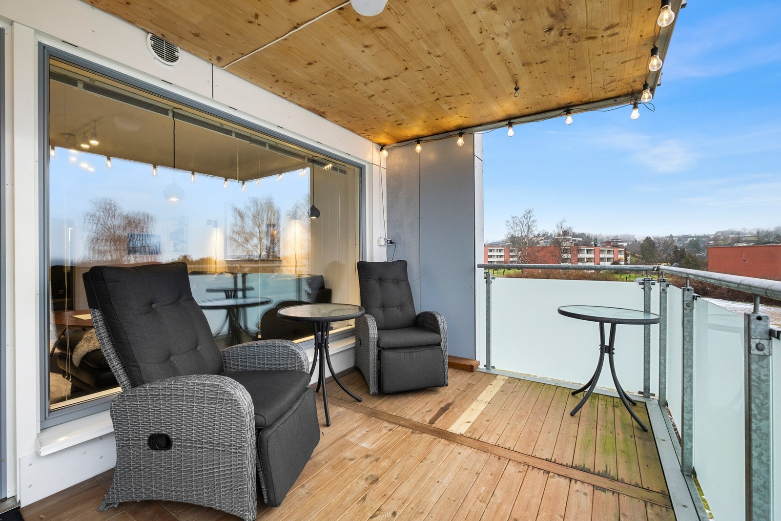 Romslig balkong som måler 9,5 kvm. Her er det god plass til ønsket utemøblement Galleribilde