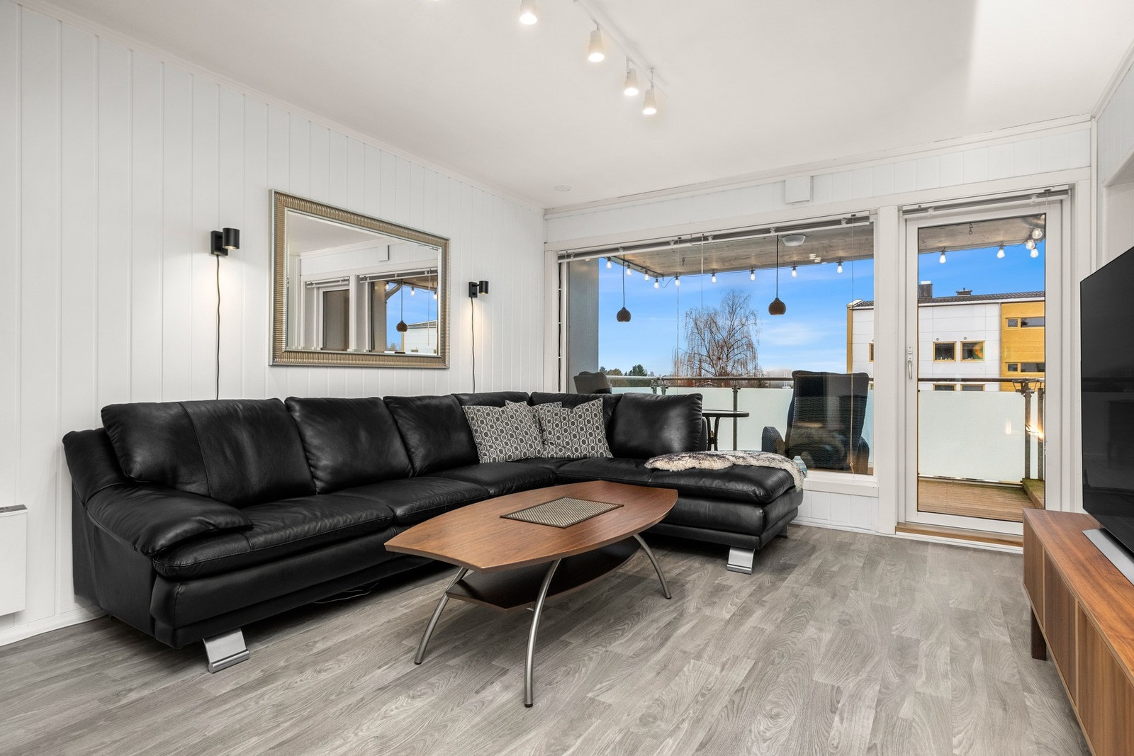 Stuen er av romslig størrelse Galleribilde