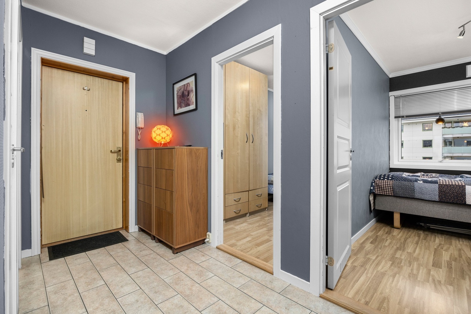 Innbydende entré med plass til å henge fra seg yttertøy og sko Galleribilde