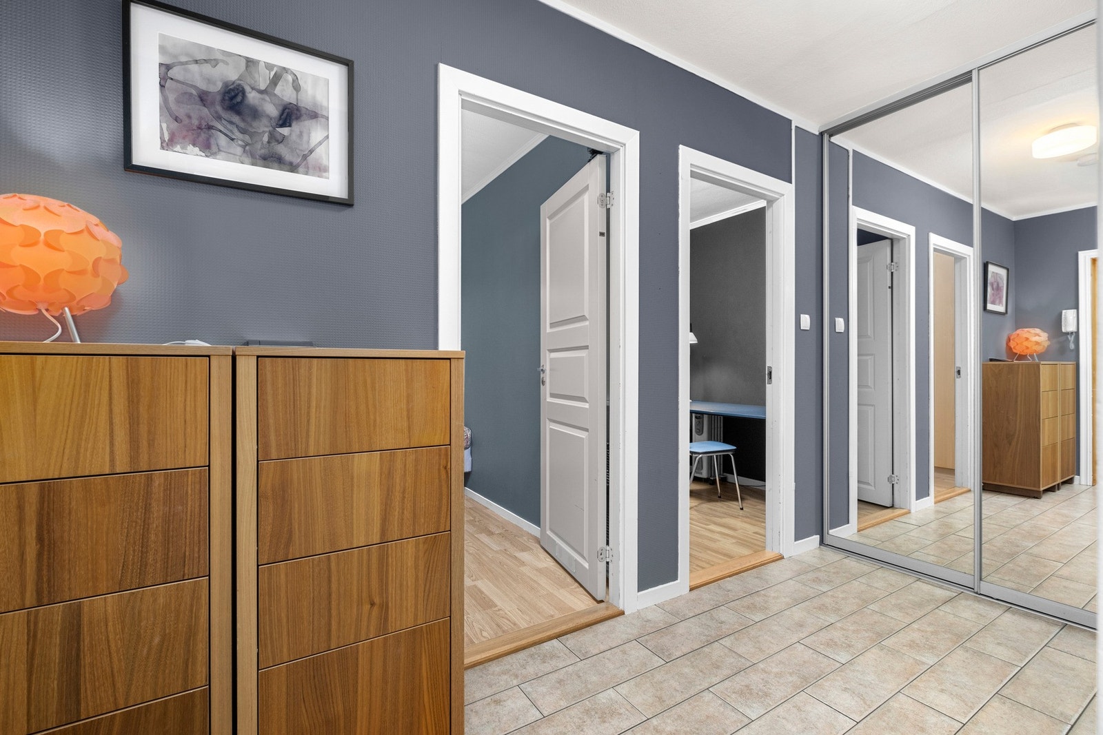 Innbydende entré med plass til å henge fra seg yttertøy og sko Galleribilde