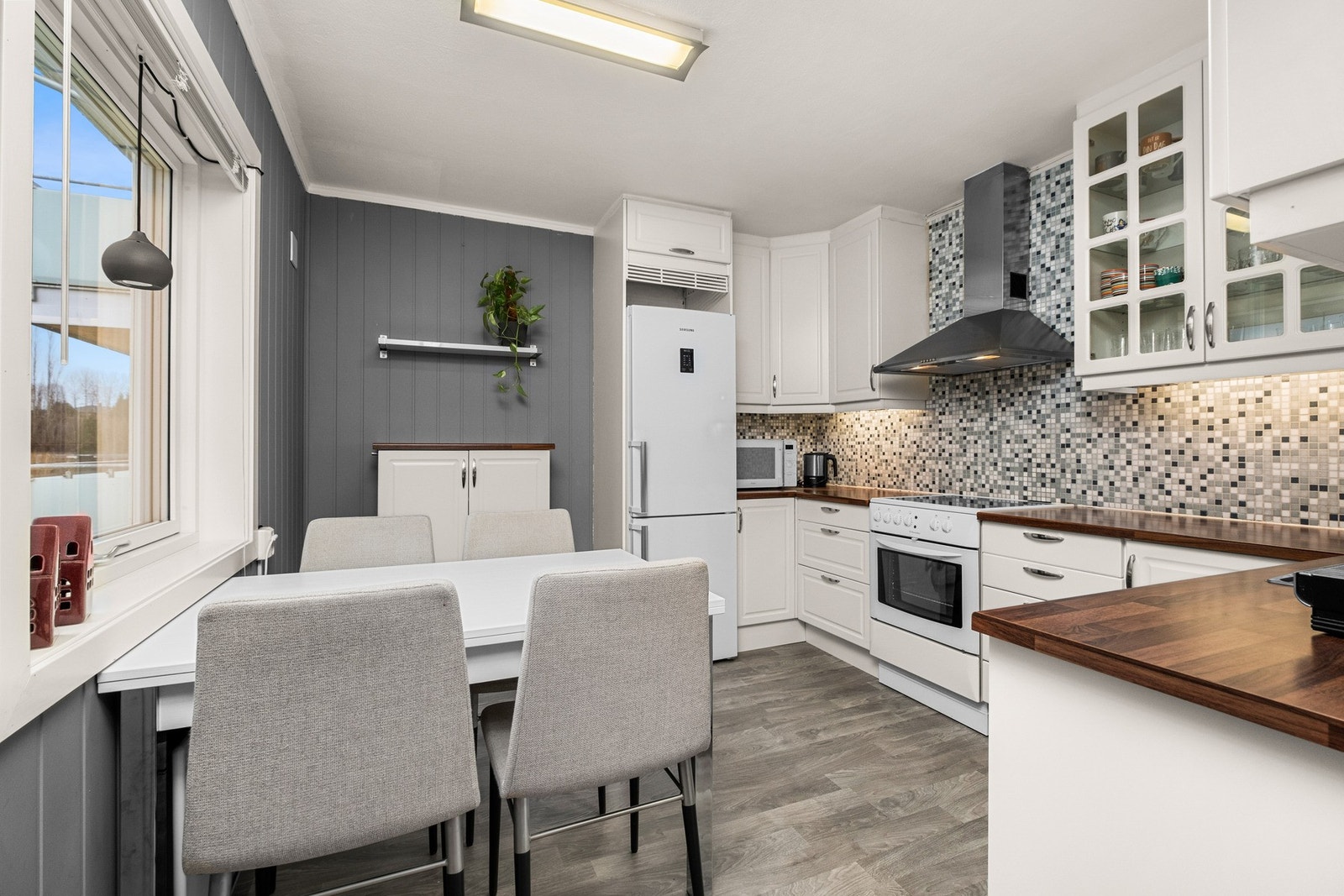 Stor kjøkken med spiseplass Galleribilde