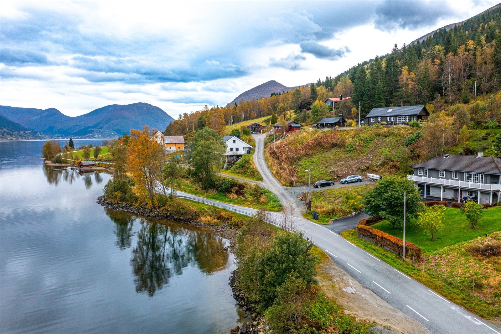 Eiendommen ligger fint til i rolige omgivelser ca. 2 km. fra Vassenden med flott utsikt over Jølstravatnet. Galleribilde