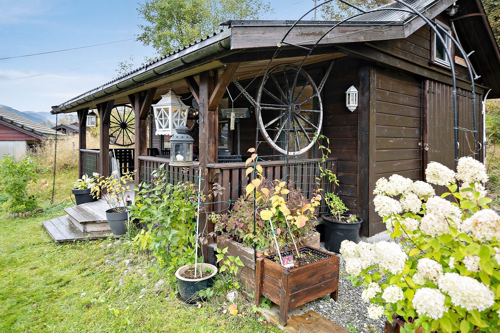 Garasjen ligger for seg selv og har egen overbygd uteplass. Galleribilde