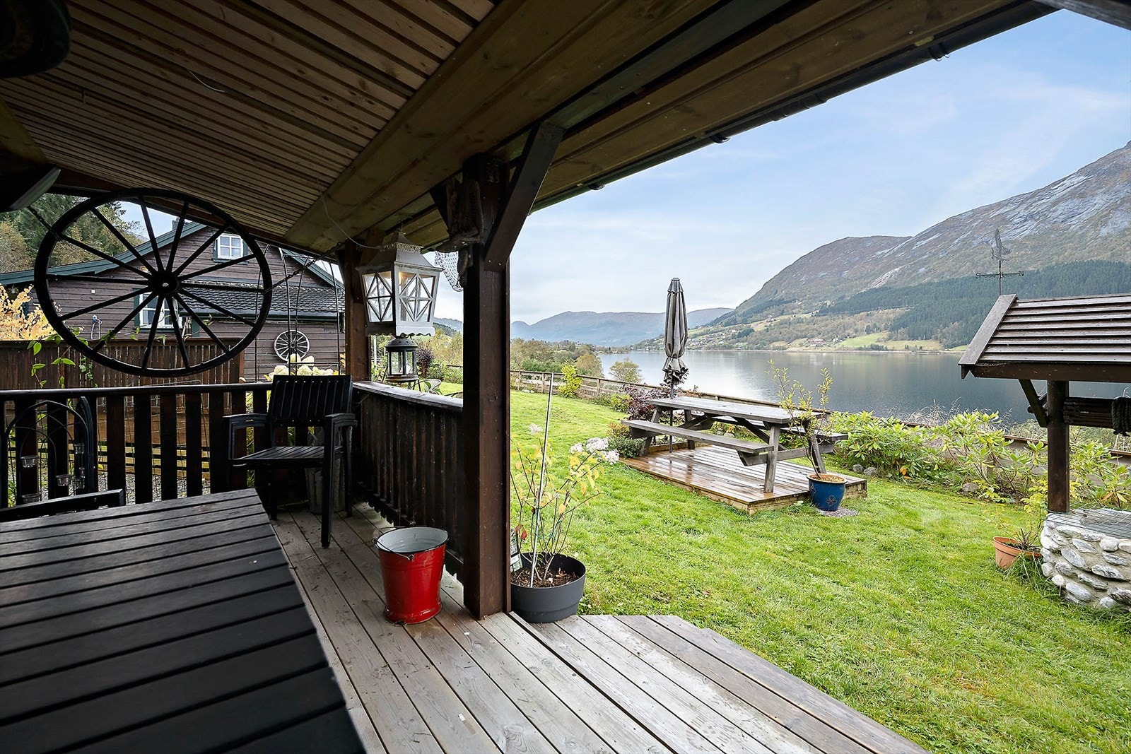 Her er det fint å sitte om du vil trekke inn i skyggen eller unngå nedbør. Galleribilde