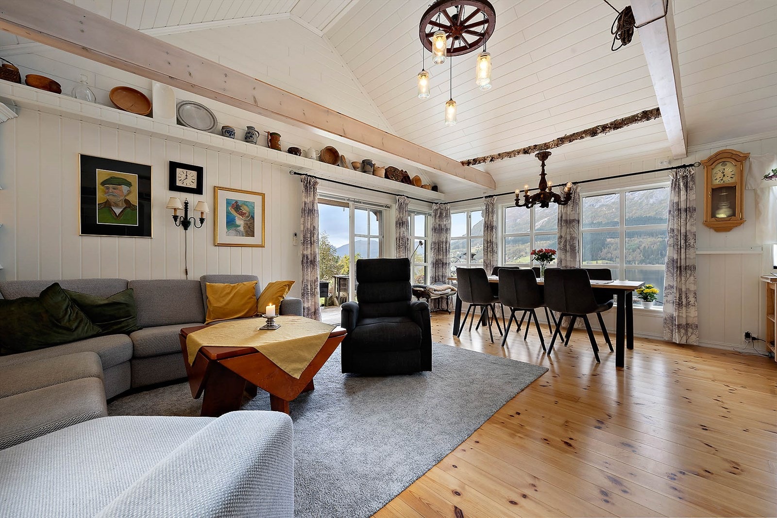 Store vindusflater og åpen himling gir en gode lysforhold og en deilig romfølelse. Galleribilde