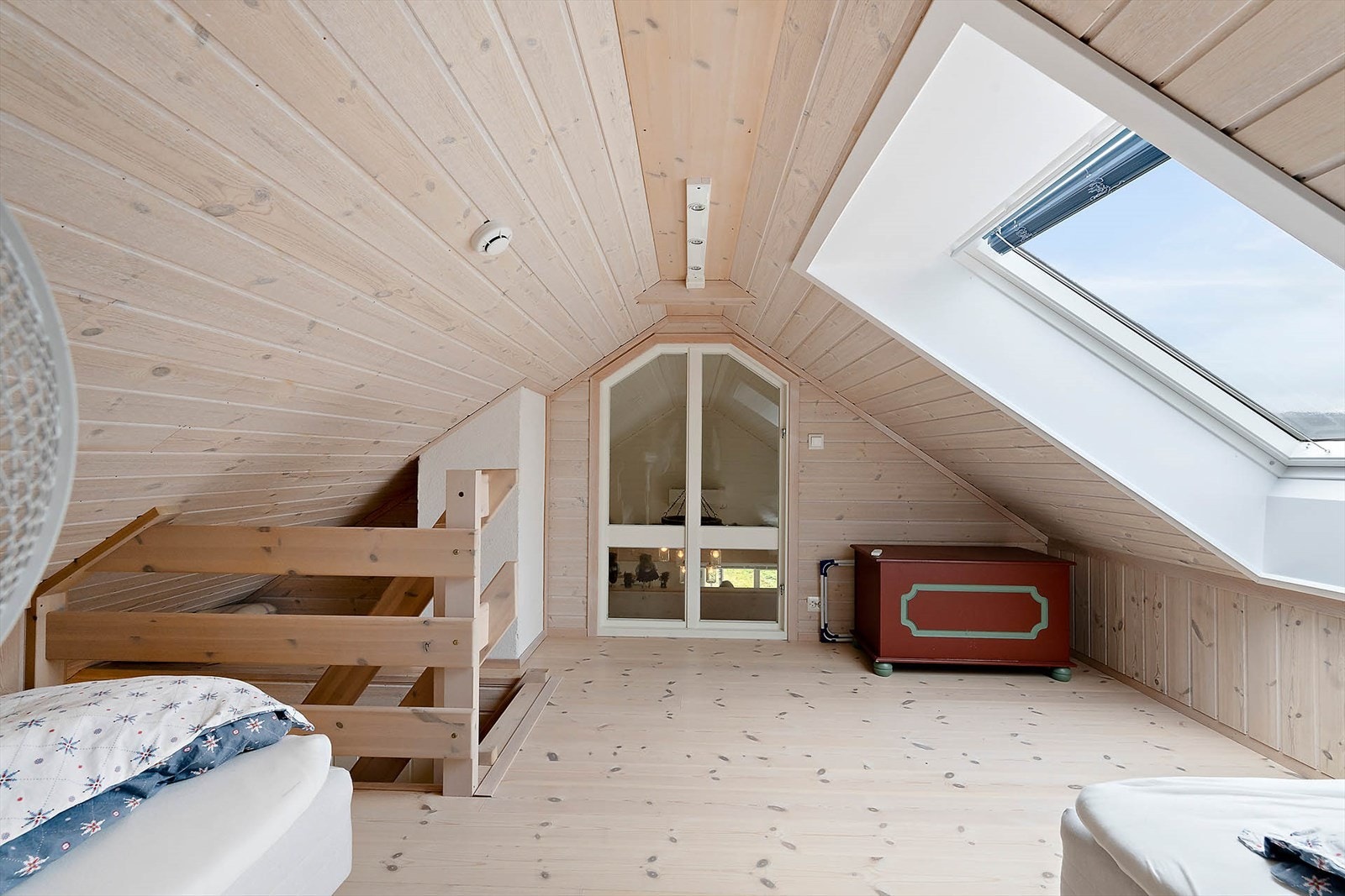 Forværelset på hemsen har takvindu og vindu ned mot stuen. Her er det gode lysforhold og mye gulvareal. Galleribilde