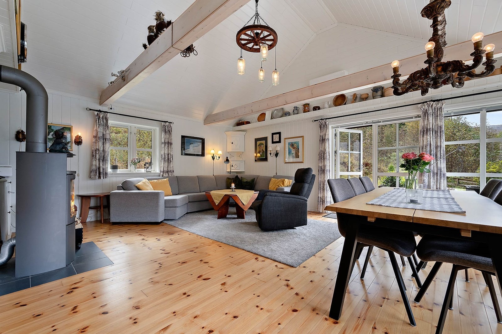 I stuen er det en vedovn som tilbyr lun varme på kalde vinterdager. Hytta har installert varmepumpe som gir ett behagelig inneklima med jevn temperatur. Galleribilde