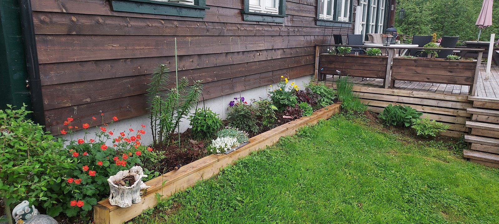 Utenfor er det ferdig opparbeidet hage og flere fine uteplasser. Galleribilde