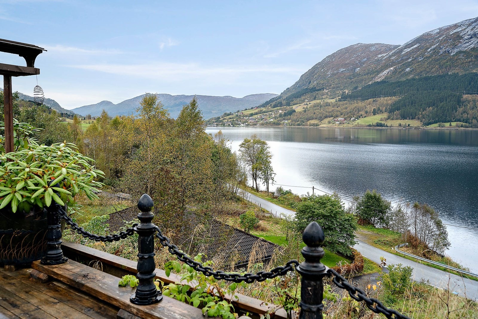 Utsikten fra eiendommen gir ro i sjelen. Galleribilde