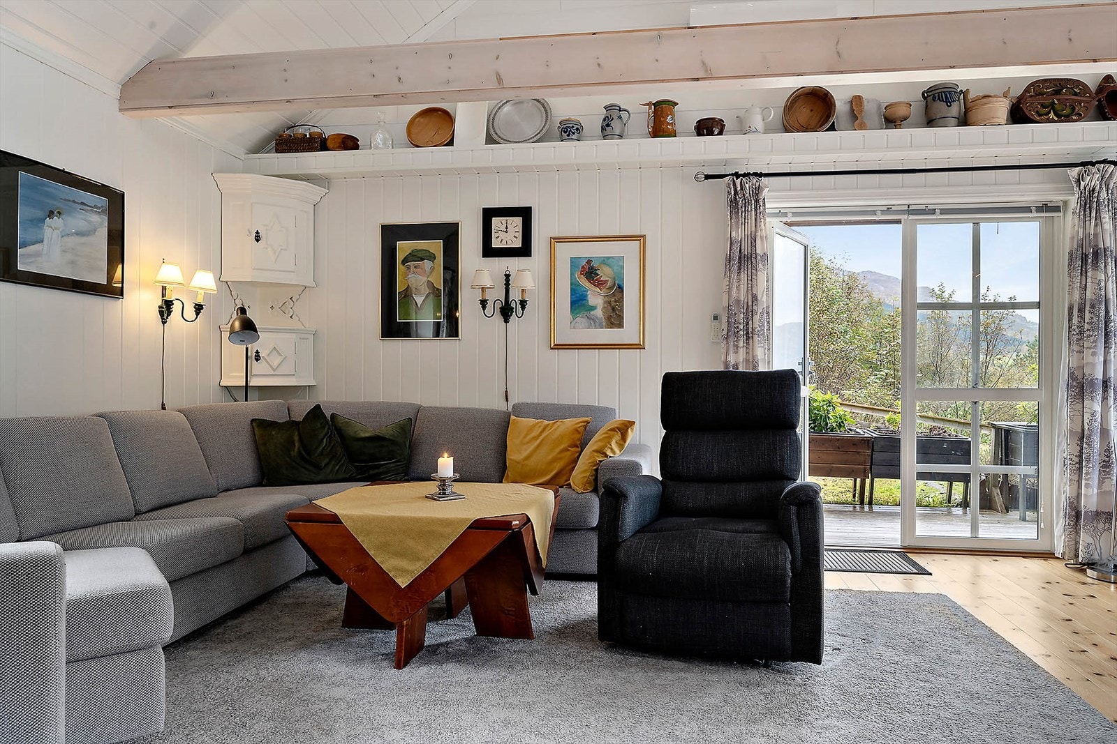 Fra stuen er det utgang til terrassen med omliggende hage. Galleribilde