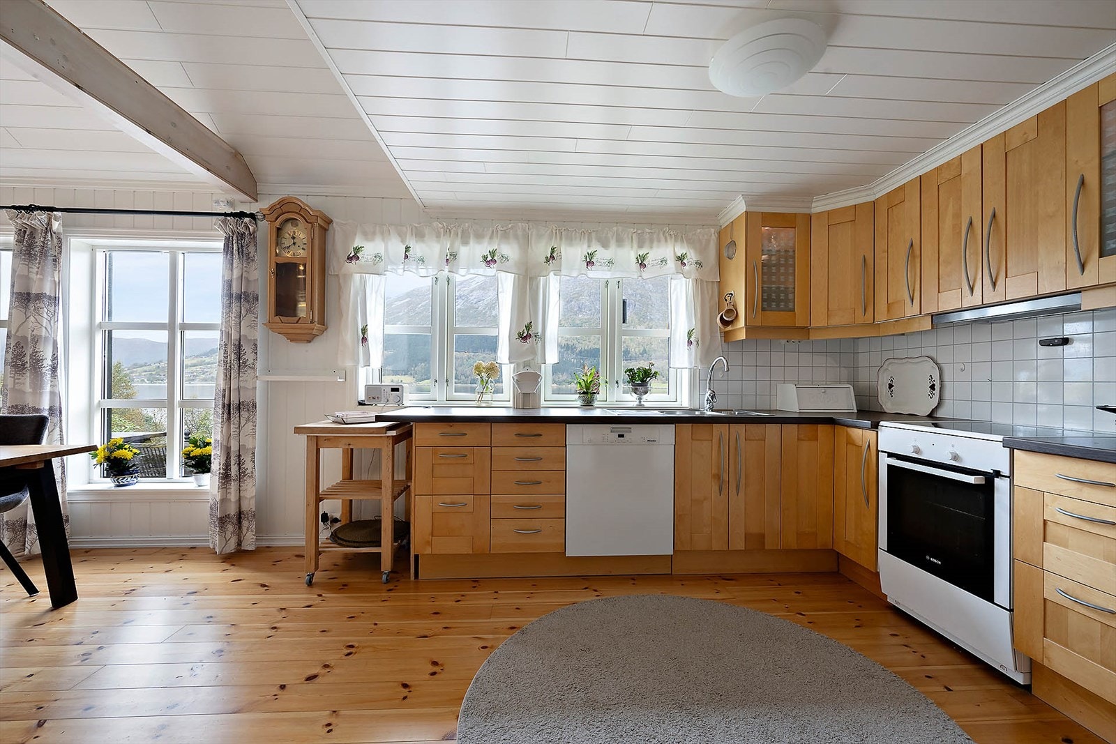 Her er det rikelig med skap- og benkeplass. Galleribilde