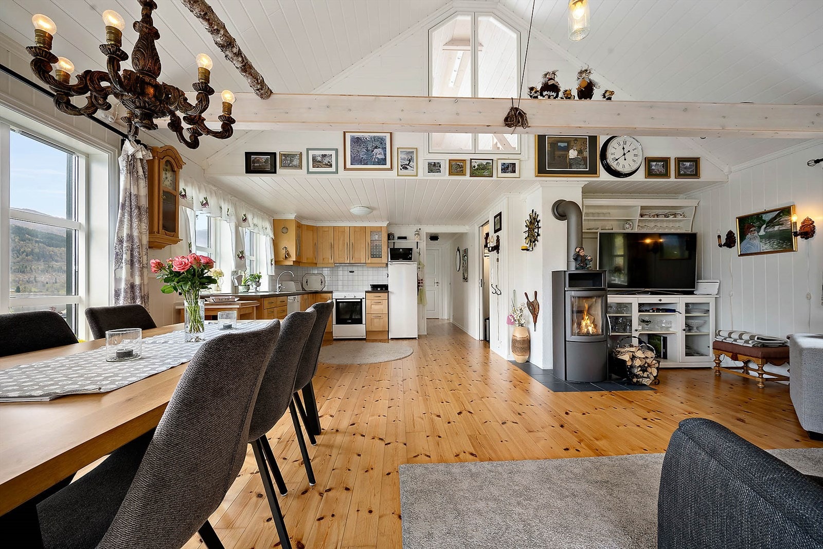 Mot hemsen er det vindu. En flott detalj fra dei som kjenner hyttene til Jølster Bygg. Videre er det åpent mot gangen til soveromsfløyen med ekstra toalett. Galleribilde