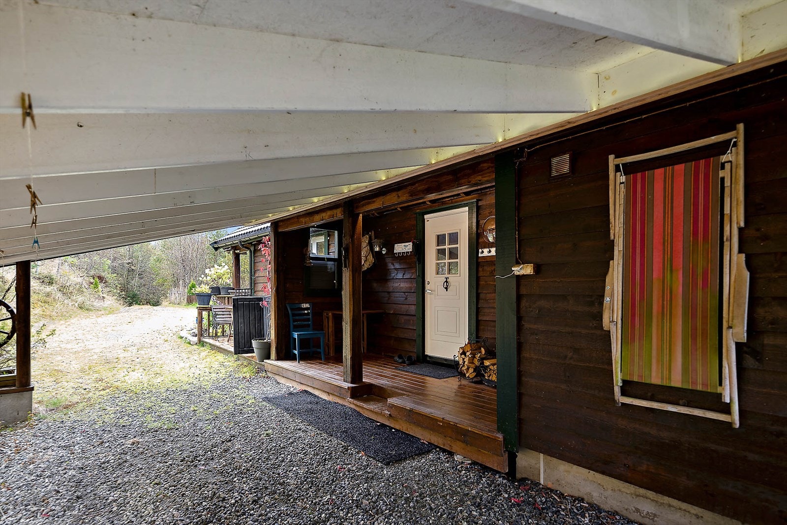 Eiendommen har gruslagt inngangsparti med overbygg. Galleribilde