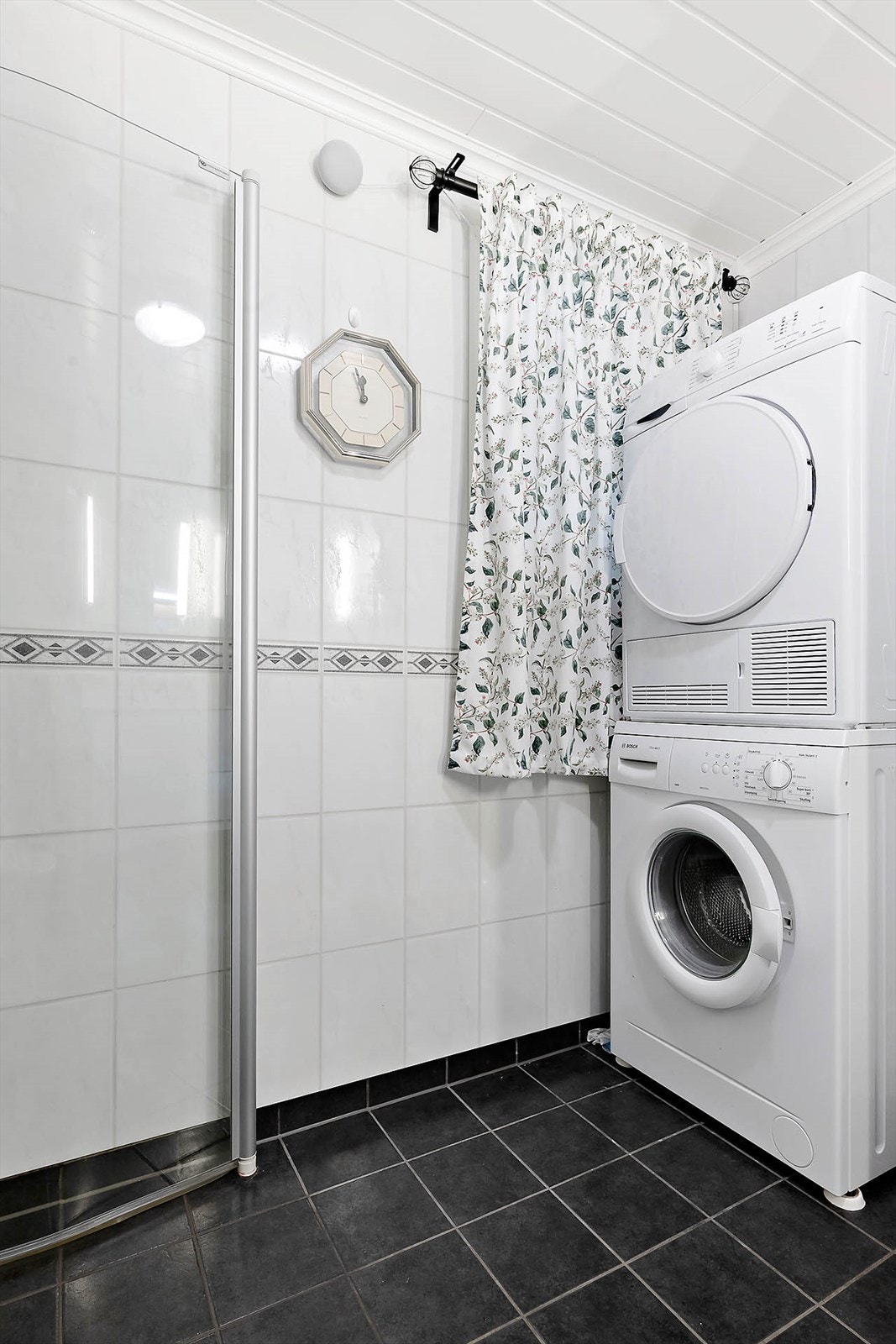 Opplegg for vaskemaskin og tørketrommel. Galleribilde