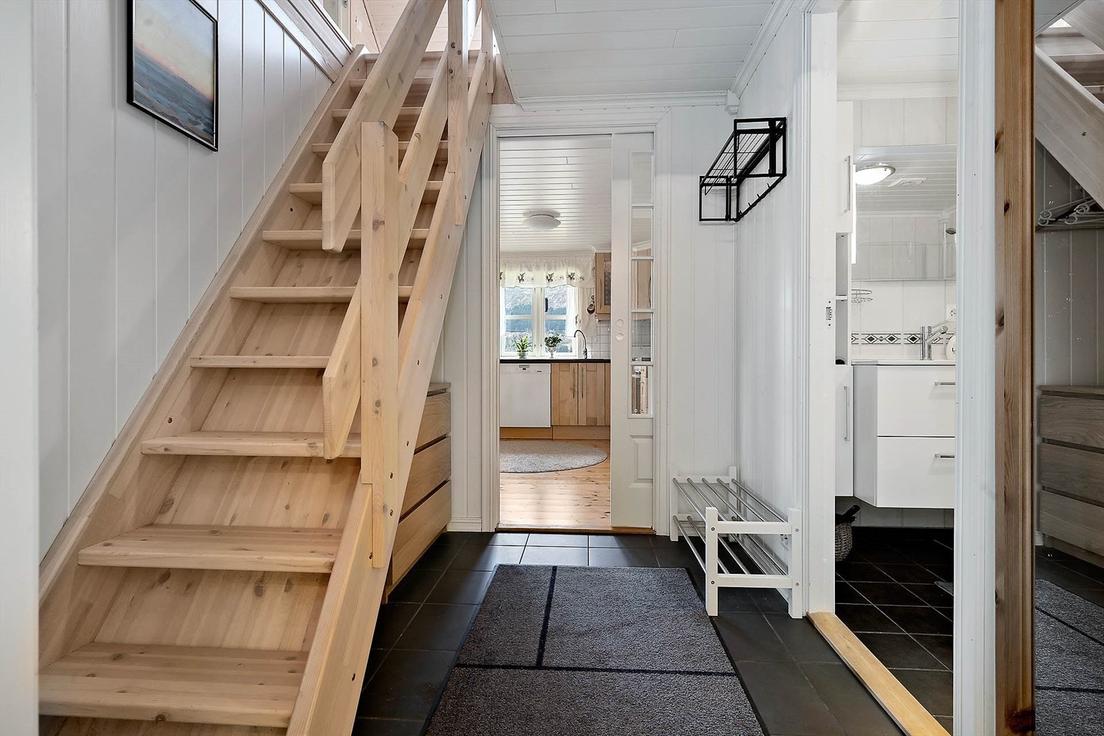 Yttergangen har tlkomst til badet og kjøkkenet/stuen. Fra yttergangen er det også trapp opp til hemsen med forværelse og flere soveplasser. Galleribilde