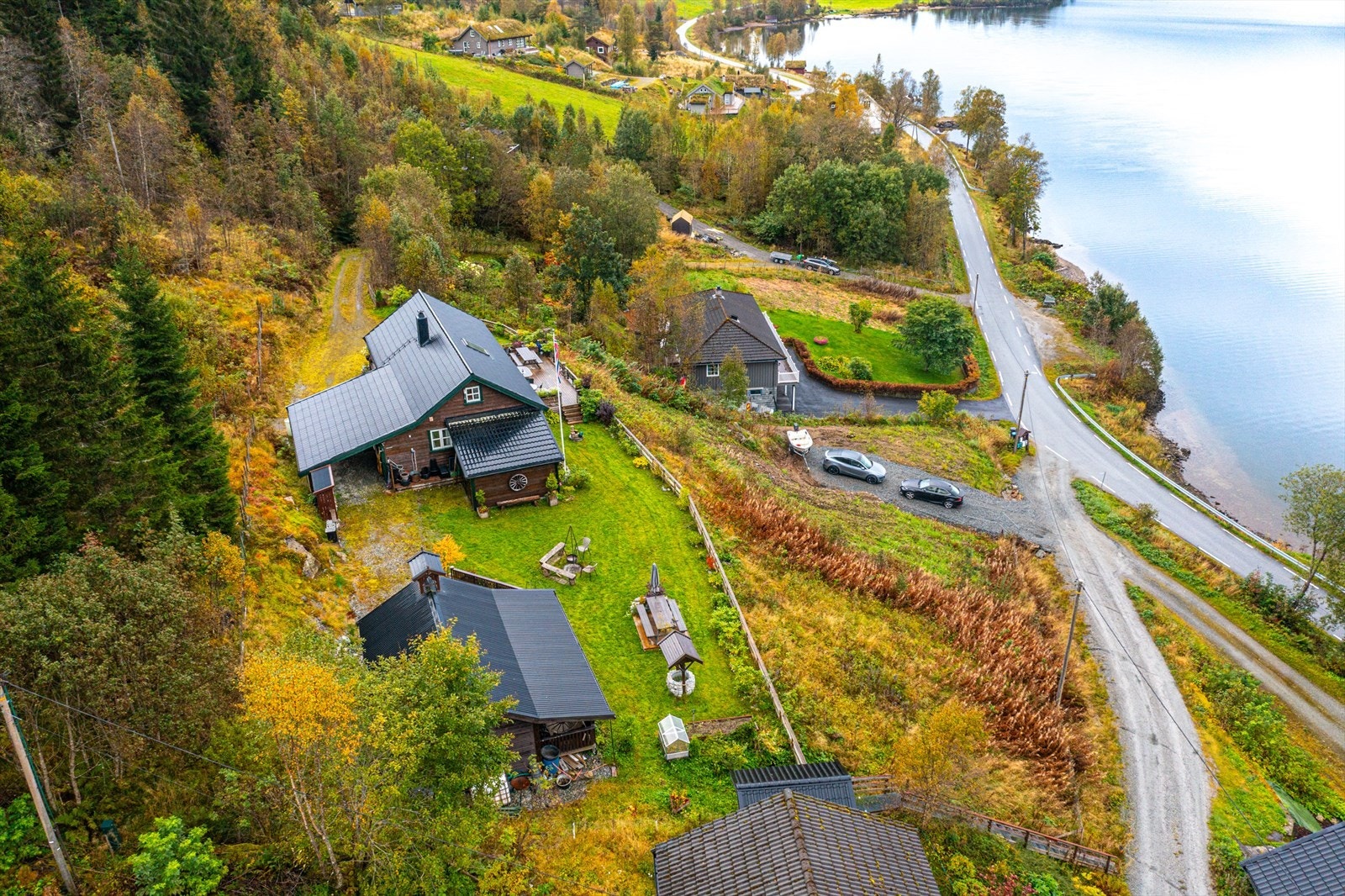Eiendommen ligger fint til i rolige omgivelser ca. 2 km. fra Vassenden med flott utsikt over Jølstravatnet. Galleribilde
