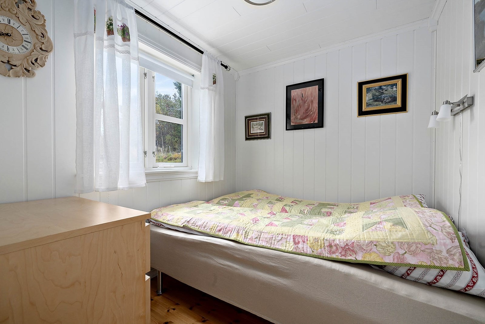 Hytten har totalt to soverom i 1. etasje i tillegg til hemsen der det er ekstra soverplasser. Hovedsoverommet er innredet med dobbeltseng. Galleribilde