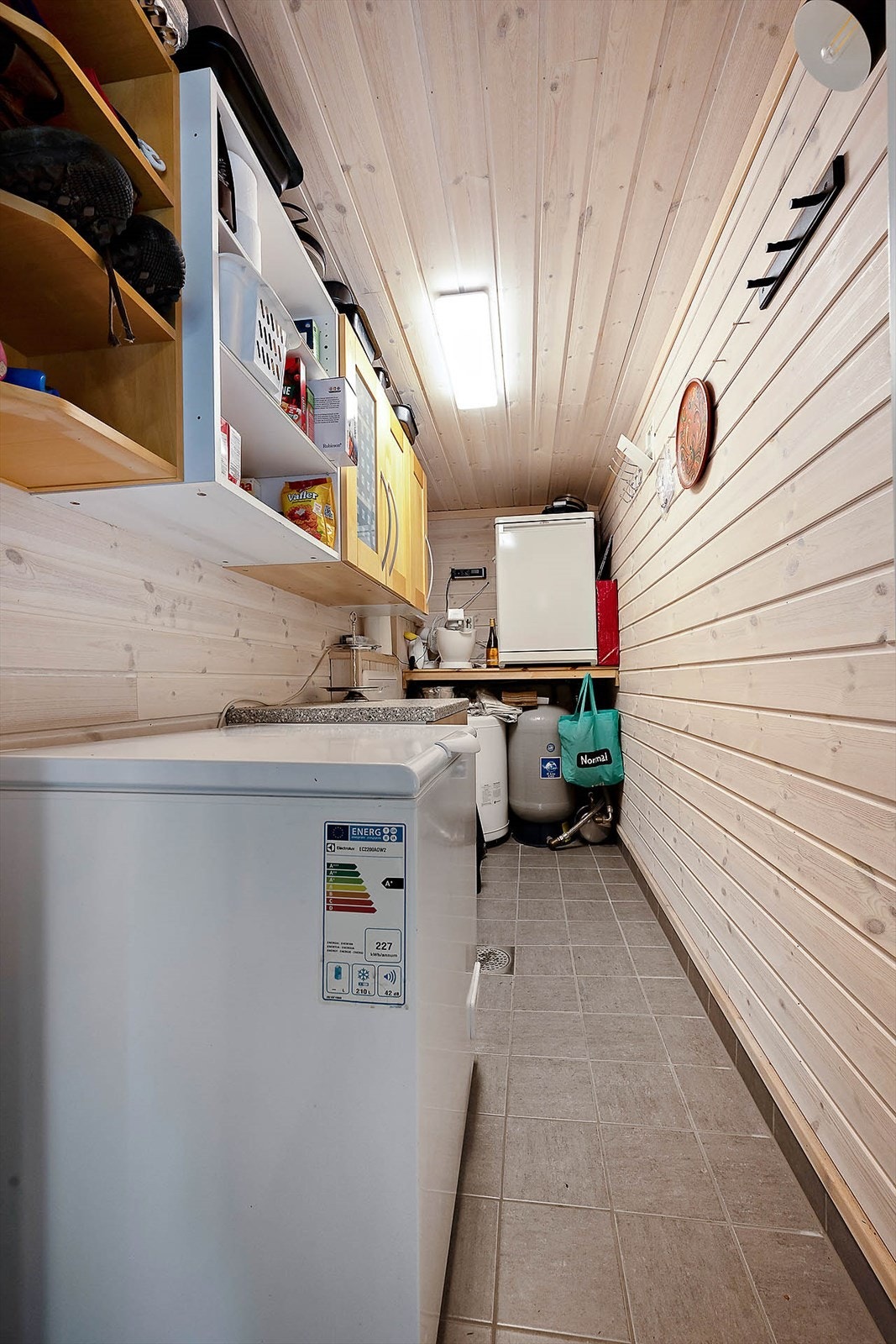 Hytta har isolert og innredet bod med strøm og lys. Galleribilde