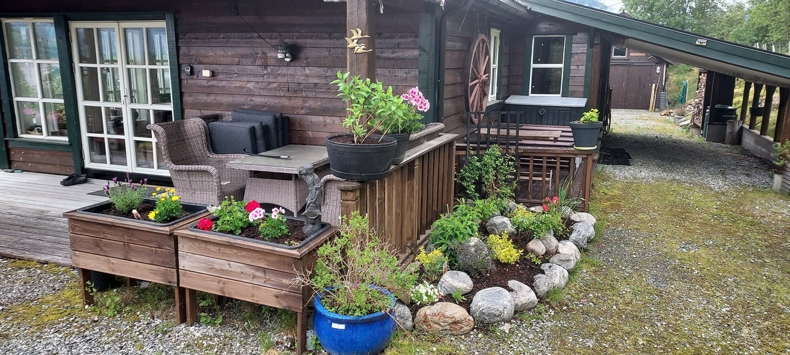 Utenfor hytta er det carport og frittstående enkel garasje. Galleribilde