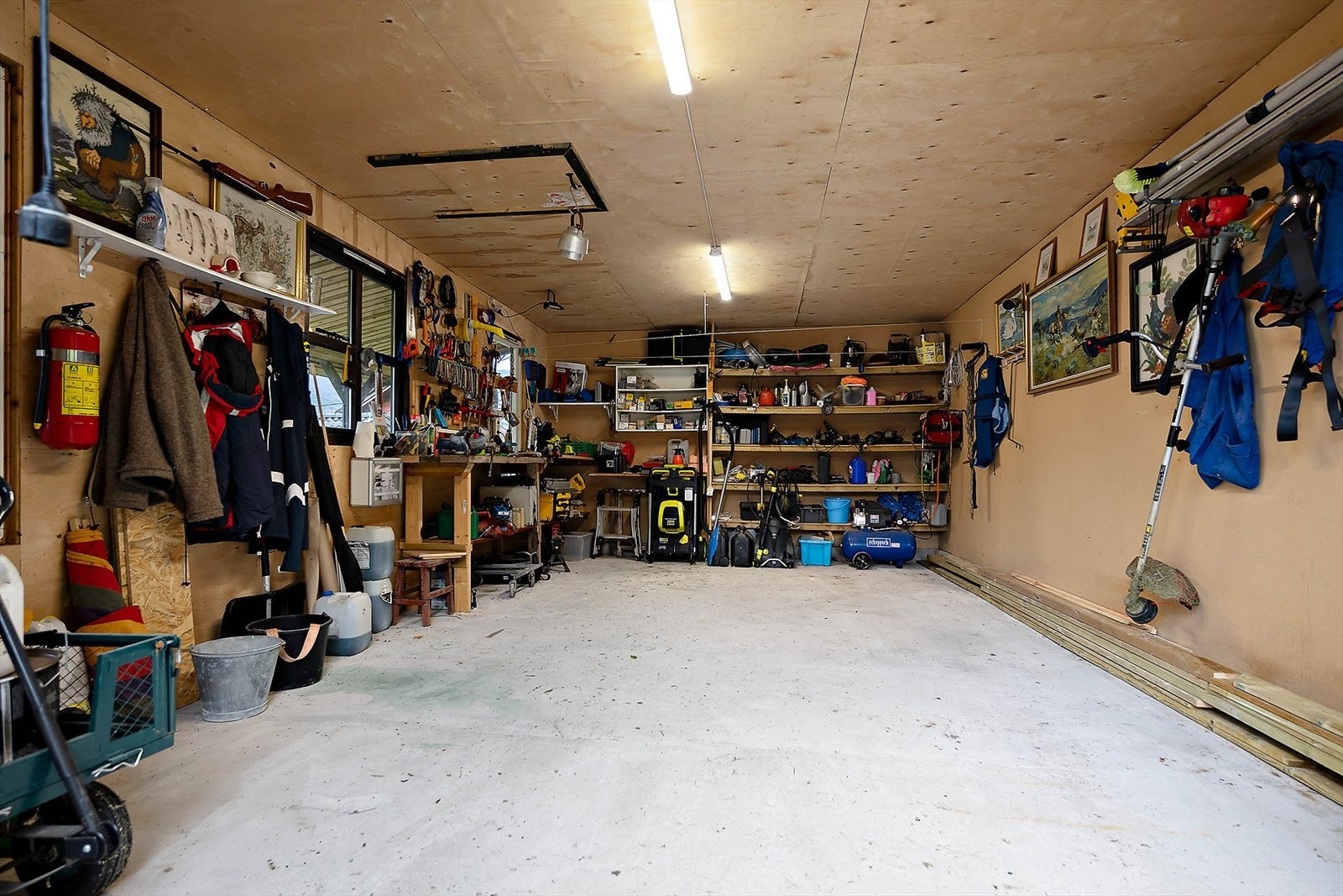Garasjen har god plass til bil og ønsket innredning. Galleribilde