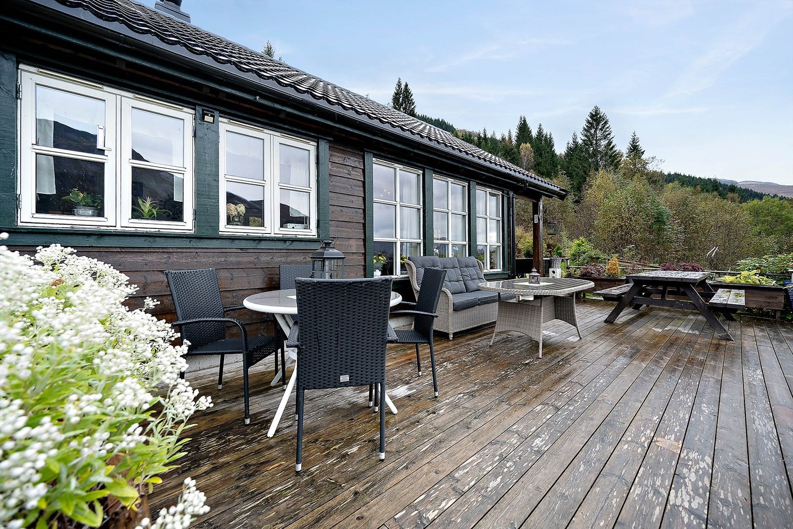 Romslig uteområde med plass til diverse utemøblement. Galleribilde