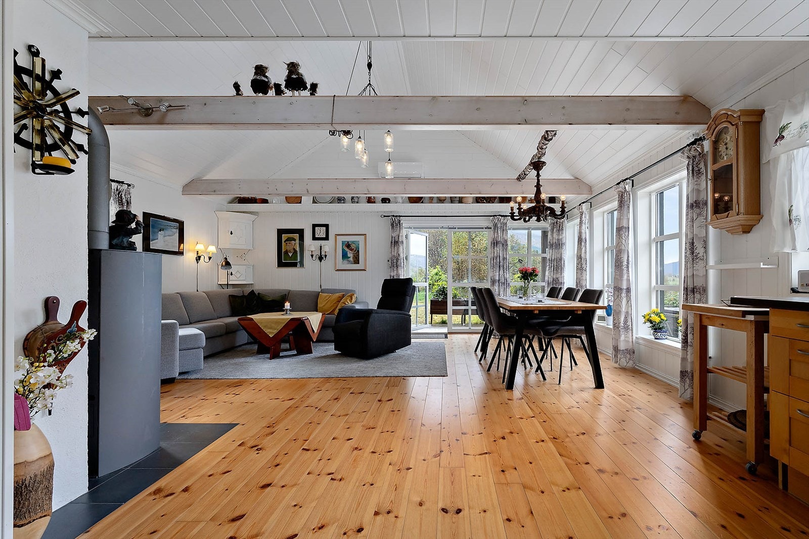 Stuen er romslig med kjøkken og spisestue i ett rom. Det e åpen himling med sperr og høy innvendig takhøyde. Galleribilde