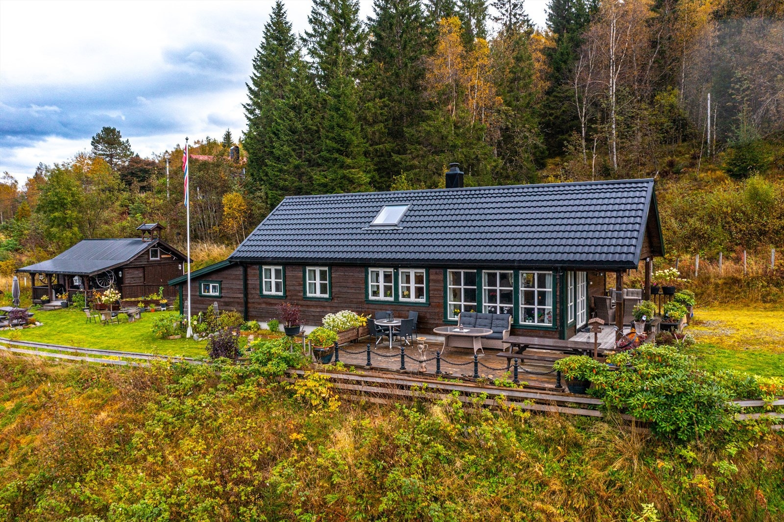 Rundt hytta er det flere fine uteplasser. Galleribilde