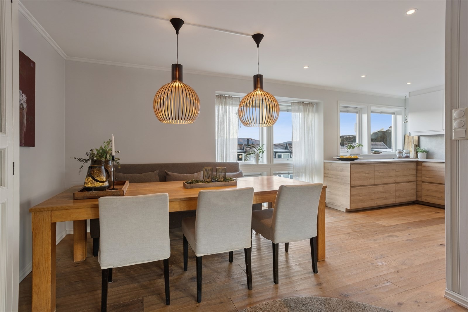 I tilknytning til kjøkkenet er det etablert en svært romslig spisesone med god plass til langbord. Galleribilde