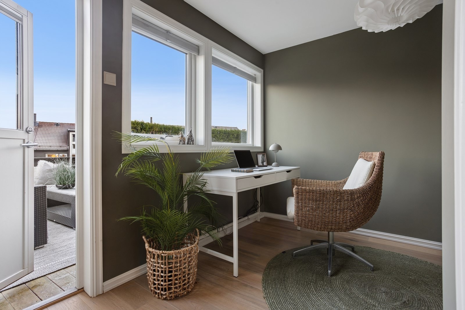 Det er 3 soverom i boligens 1. etasje. Det ene benyttes i dag som kontor og har direkte utgang til terrassen. Galleribilde